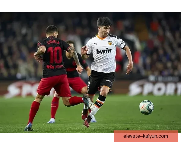 麦肯尼技术特点展现持续提升，成为球队中场的重要支柱。