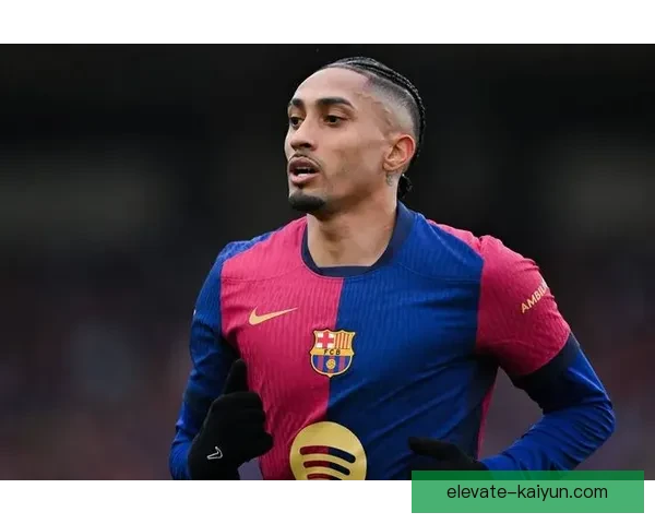 拉菲尼亚庆祝动作起源引发球迷热议，展现其独特个性与球队文化融合